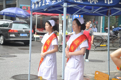 桂林市衛(wèi)生學(xué)校進社區(qū)開展義診活動