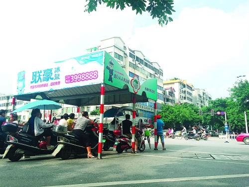 便民遮陽棚上的&ldquo;牛皮癬&rdquo;不見了 - 桂林日報社數(shù)字報刊平臺--桂林生活網(wǎng)